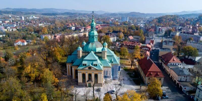 Eine Luftaufnahme von Jelenia Gora in Polen; einem beliebten Land für Schlauchmagen OPs
