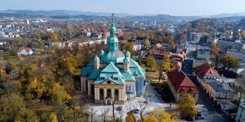 Eine Luftaufnahme von Jelenia Gora in Polen; einem beliebten Land für Schlauchmagen OPs