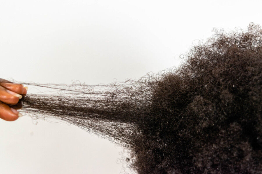 Immagine di capelli afro in tirare.