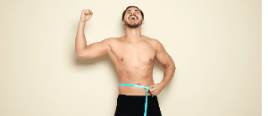 Glücklicher Mann misst Taille nach Bariatrische Chirurgie.