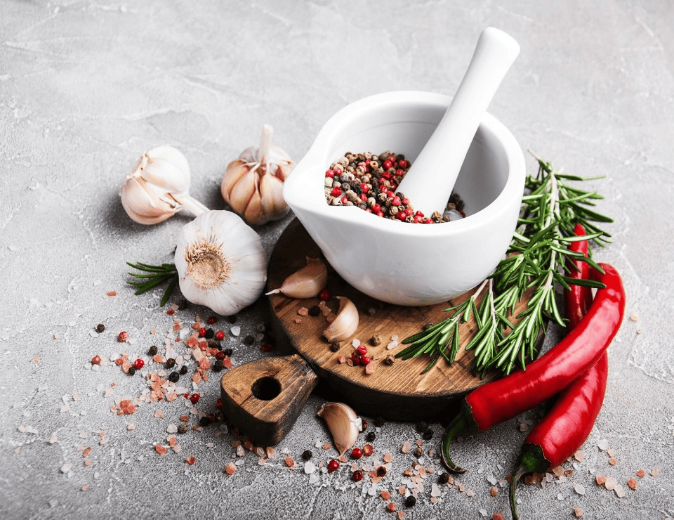 Aglio, spezie con mortaio e pestello