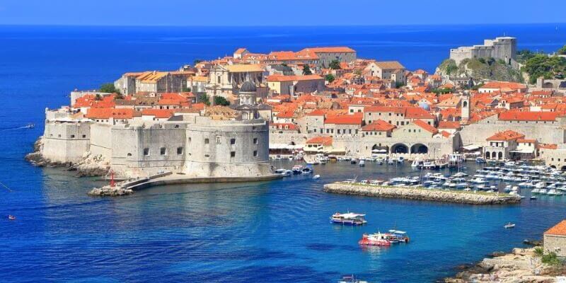 Städte wie Dubrovnik bieten eine wunderbare Landschaft, die Sie erkunden können.