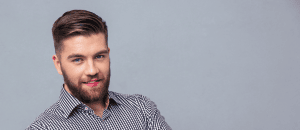 Hombre después de tener un trasplante de barba.