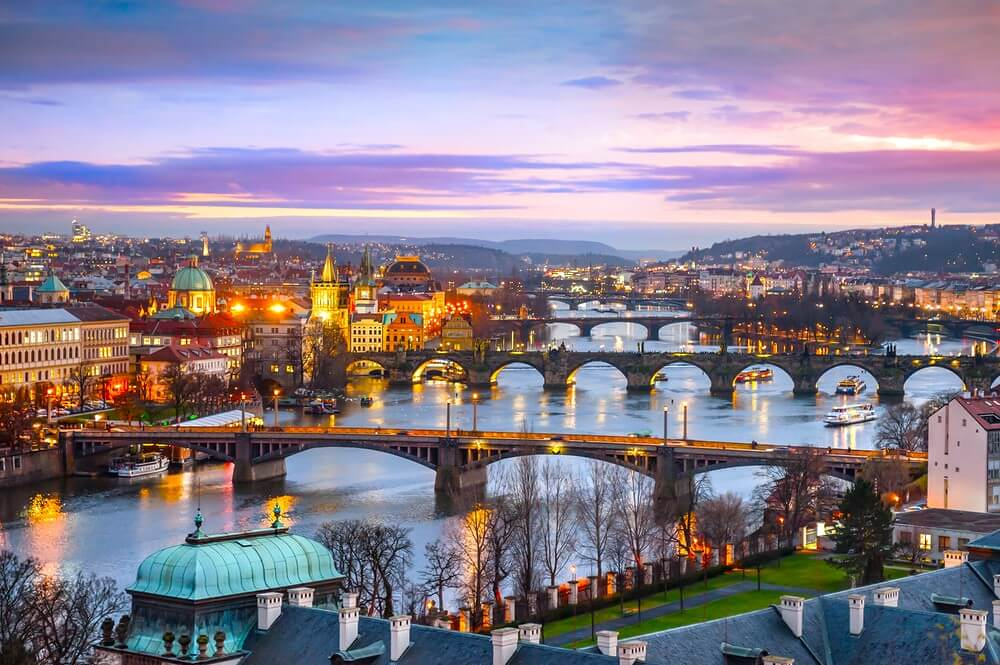 Abenddämmerung in Prag, einer Stadt mit renommierten Kliniken für Brustverkleinerungen.