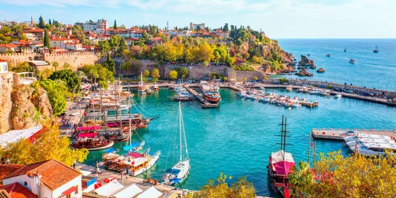Viele Patienten reisen für eine Magenverkleinerung in die Türkei und erkunden nebenbei Land und Leute.