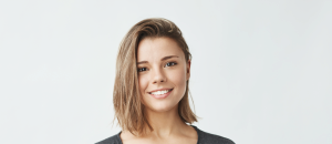 Frau nach einer Augenbrauentransplantation.