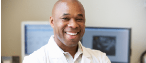 Glücklicher männlicher Arzt für Vasektomie-Fertilitätsbehandlung.