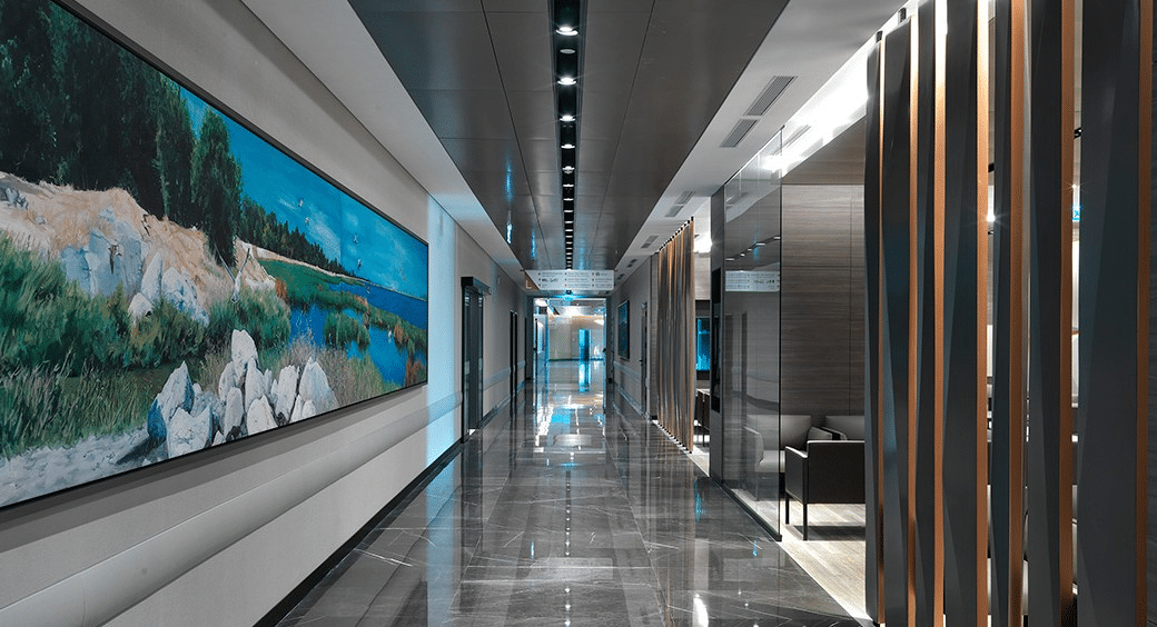 Das moderne Interieur des Memorial Bahcelievler Hospital in Istanbul, Türkei.