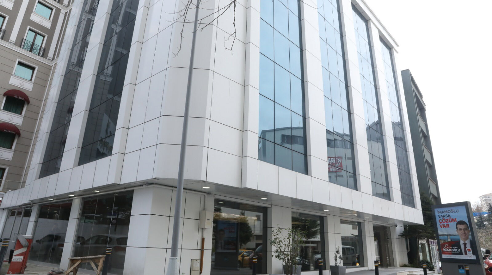 Cinik Hospital Exterior