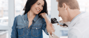 Frauen, die eine dermatologische Sprechstunde haben.