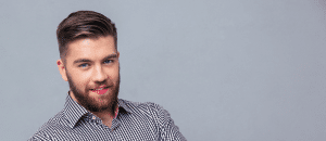 Mann nach einer Barttransplantation.