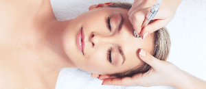 Frau in kosmetischer dermatologischer Behandlung.