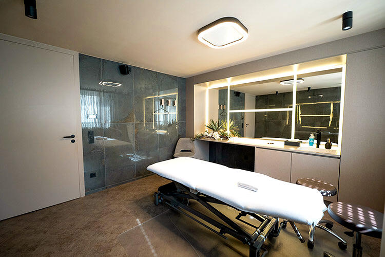 Operating room at First Hair Clinic