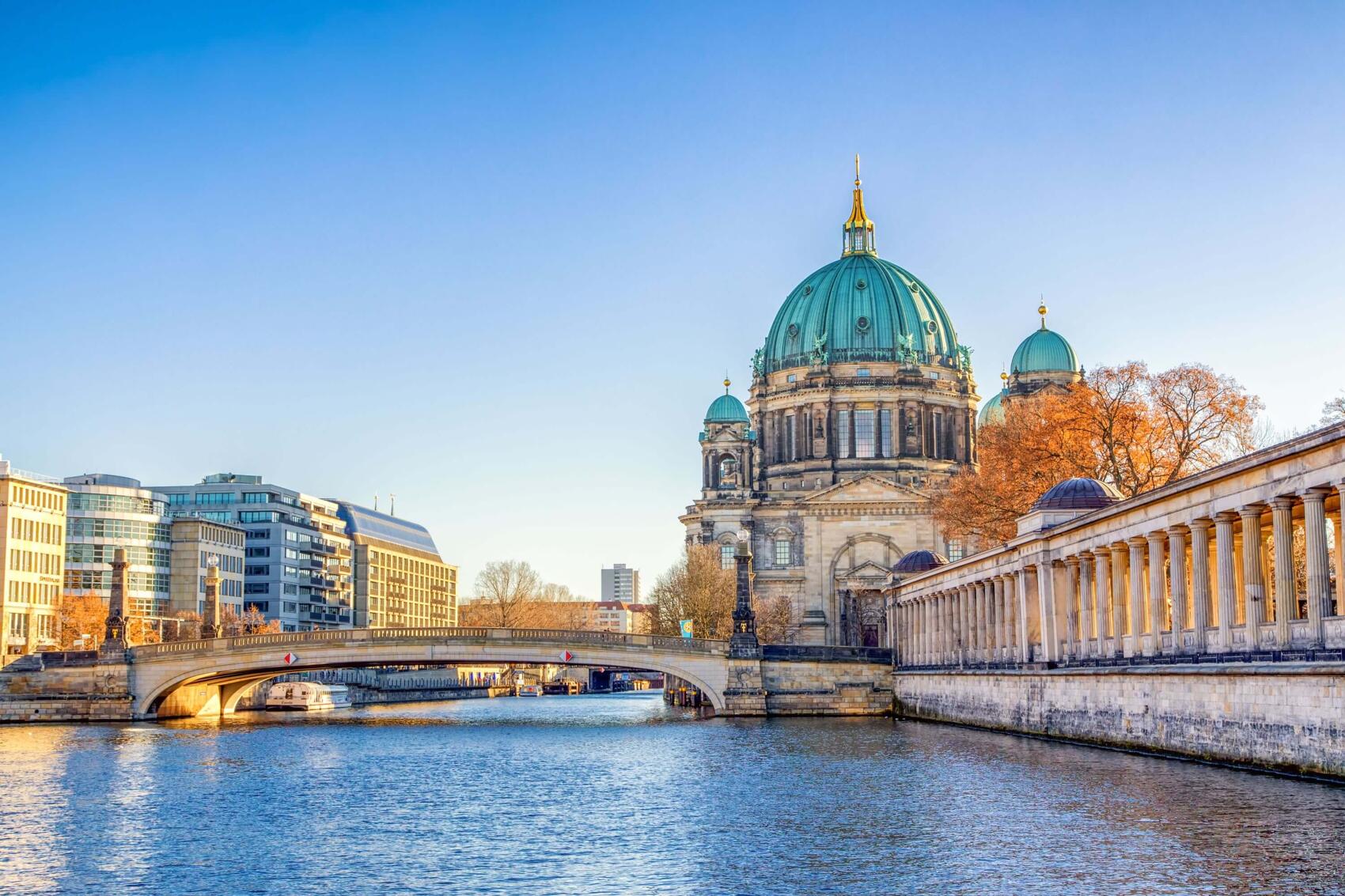 Berliner Regierungsviertel mit Reichstag - Veneers sind in Deutschland recht beliebt