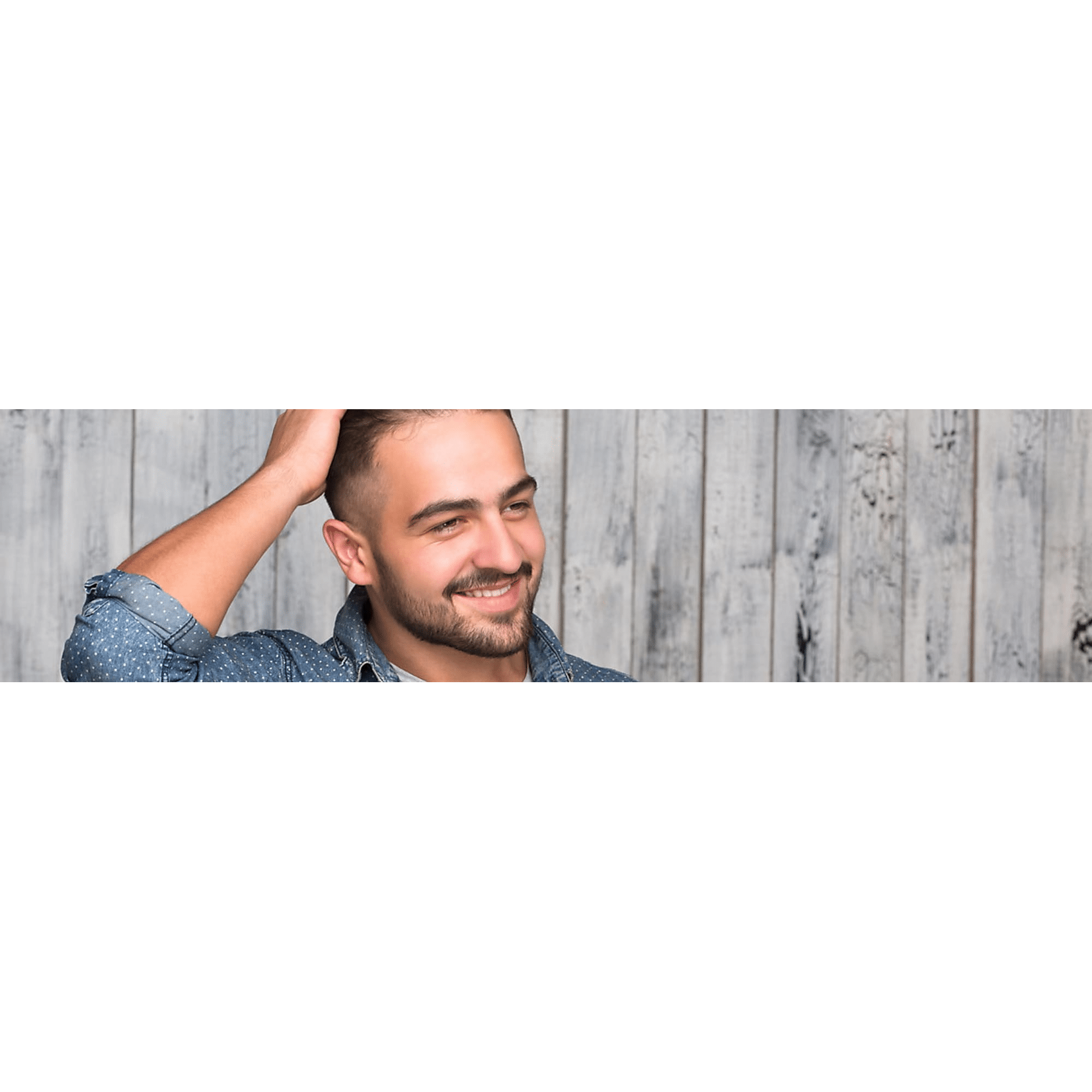 Uomo che sorride dopo un trattamento di trapianto di capelli