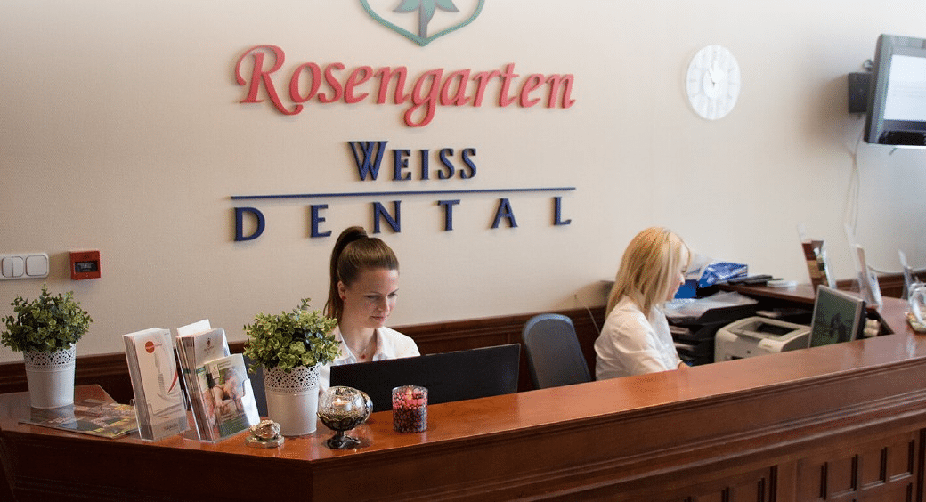 Rezeption der Rosengarten Weiss Dental Clinic in Sopron, Ungarn.